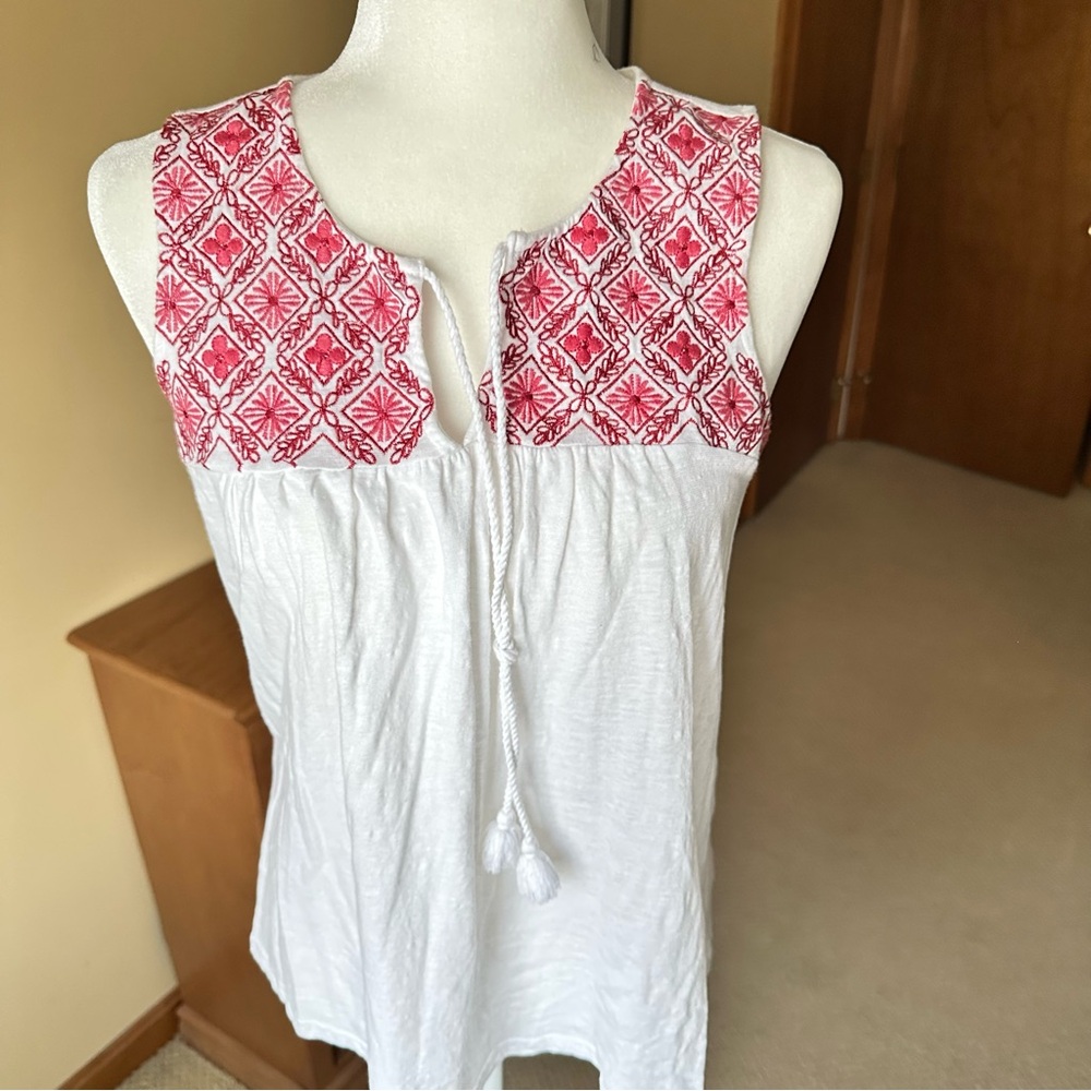 White Sleeveless Boho Top Embroidered Red Geometric Design Resort Beach Chill